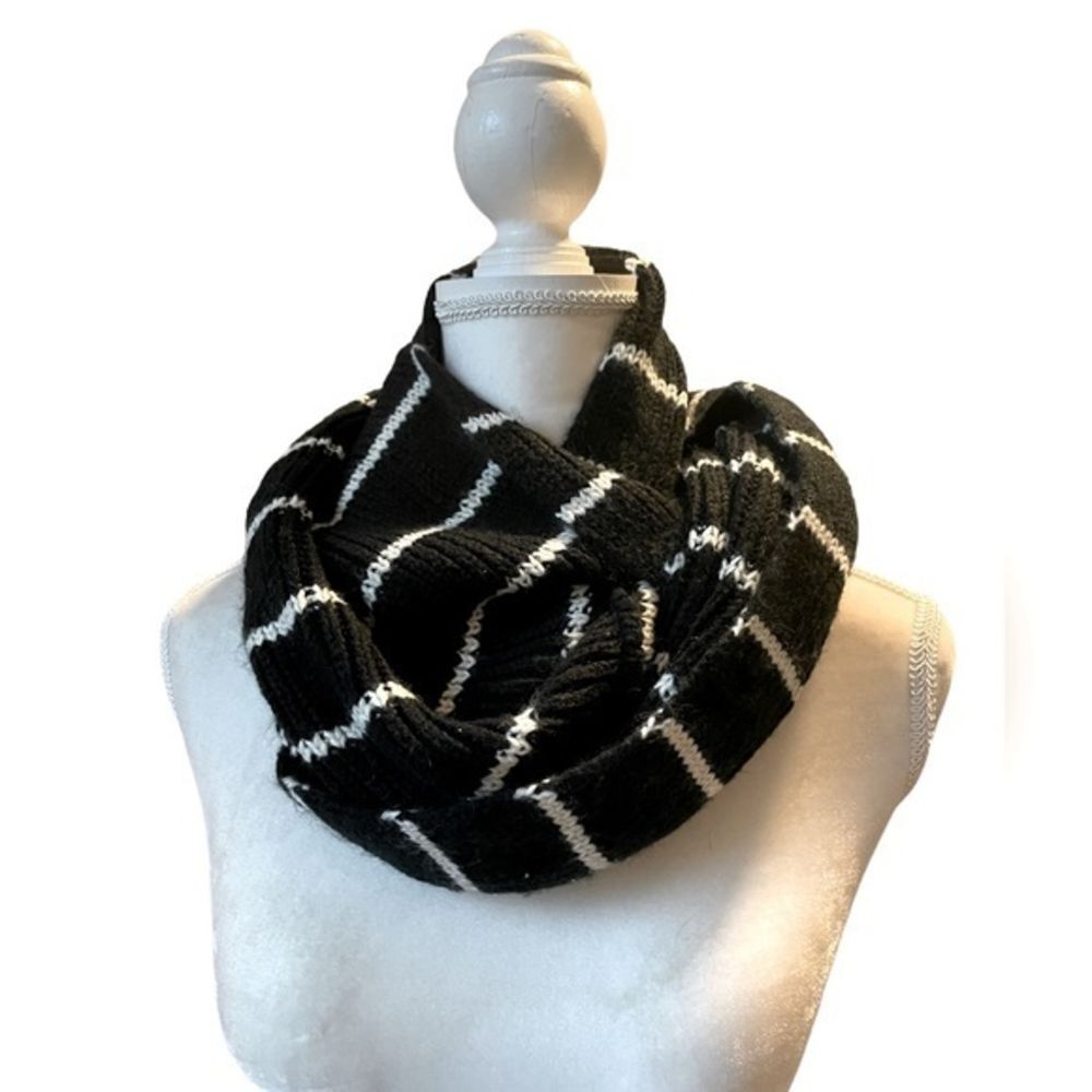 B&W Stripped‎ Scarf